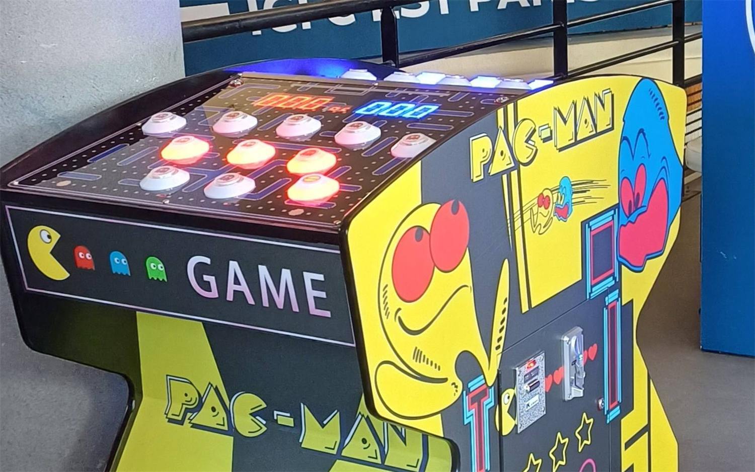 Borne Catch the light Pac-Man aux boutons lumineux, installée par Reset XP