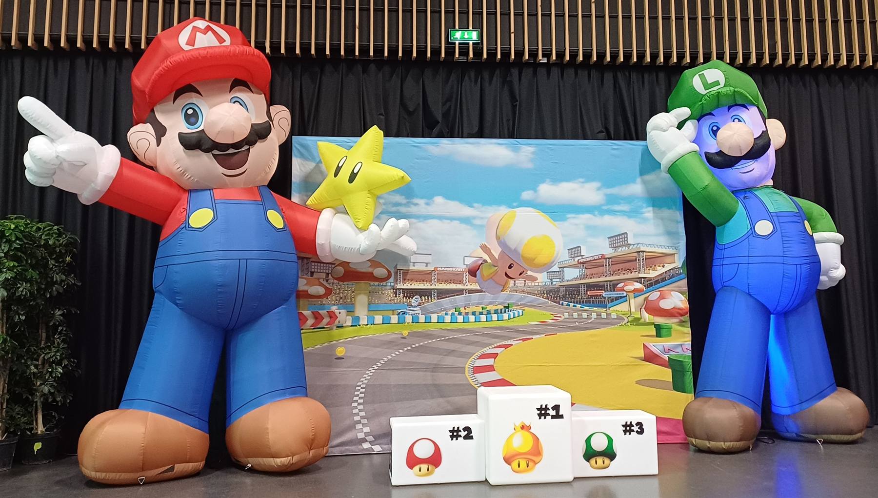 Médiateurs costumés en Mario et Luigi sur un événement Reset XP